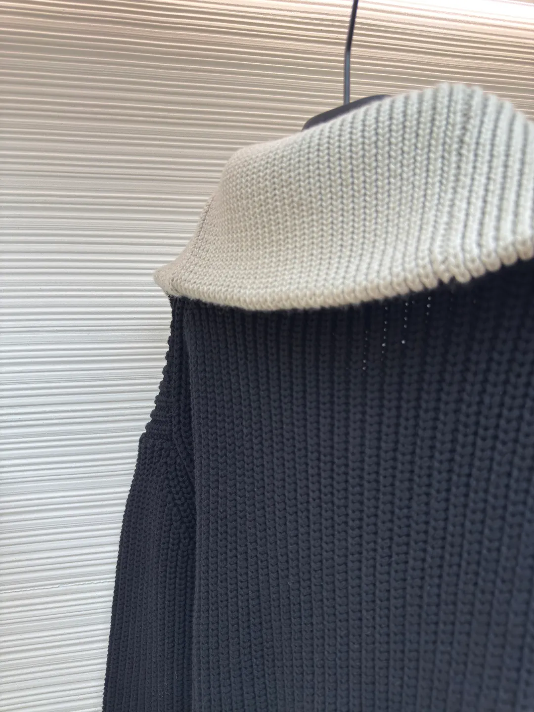 LOUIS VUITTON Pearl Aviator Brooch Lapel Sweater ●Authentic product: 25100 purchased and developed ●Item number: 1680544-D15 ●Fabric: wool blended fabric ●Technology: knitted ●Version: fitted version ●Weight: about 1720g ●Size: XS-S-M-L ●Description: The fabric is made of cotton-wool blended cotton thread, 35% wool, 65% cotton yarn. The ready-to-wear fabric has a soft feel and is thick and slightly elastic. The chest logo is alloy electroplated gold, the zipper is natural mother of pearl, and the pull tabs are electroplated brass. The cuffs have mother-of-pearl and each button has the brand's LOGO. All accessories are developed according to the original version, and every detail and weight of each accessory is restored. This half-zip pullover continues the dandy style of the 2025 spring and summer show. It is made of sheep wool blended with a thick cable knit, and the body and collar are rendered in different colors. The LV Airways brooch sits elegantly on the chest, and the zipper pull and cuffs sparkle with pearlescent light. The overall routing is straight and delicate, the fabric is comfortable and soft, and the color is consistent without color difference. It can be matched with the same style to create a fashionable look and control various occasions. Customized accessories, complete with three standards, same style for men and women! .